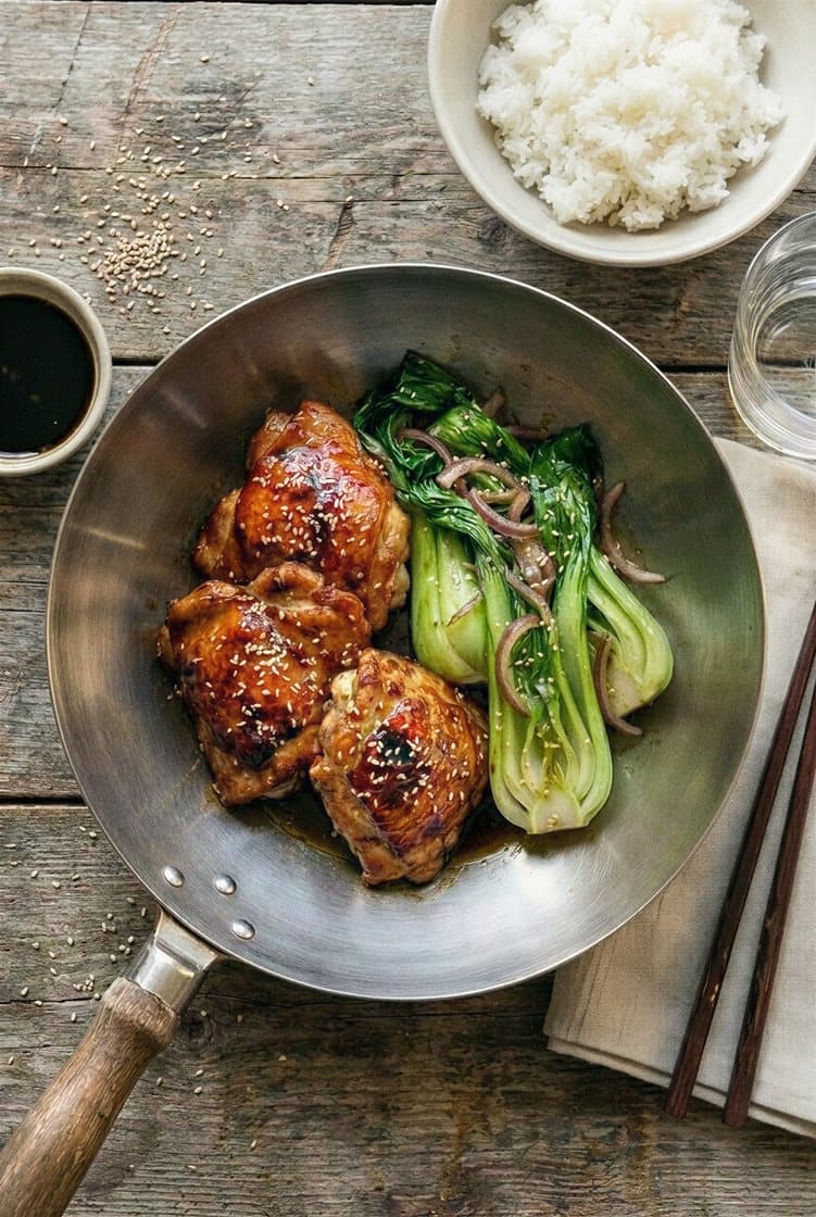 Sojaglacerad kyckling med spicy umami, jasminris och pak choy