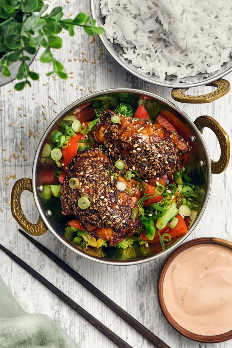 Bjärekycklinglårfilé med sesamfrö, salladslök och srirachasås