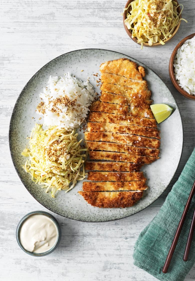 Tonkatsu - japansk fläskschnitzel med spetskålssallad, sesamfrön och sojacréme