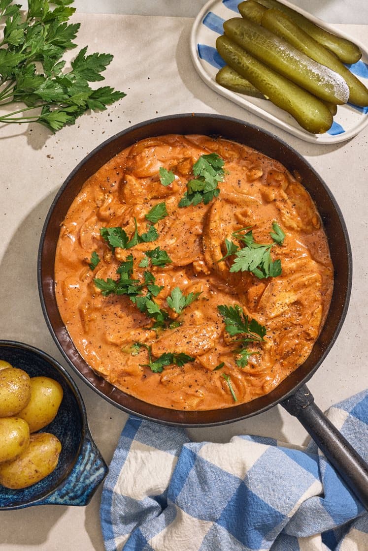 Kyckling stroganoff med dijonsenap, saltgurka och crème fraiche