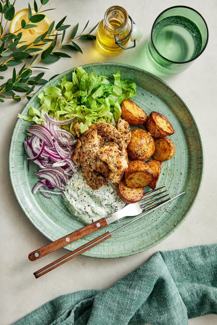 Kycklingsouvlaki med citron, timjan, tzatziki och rostad potatis
