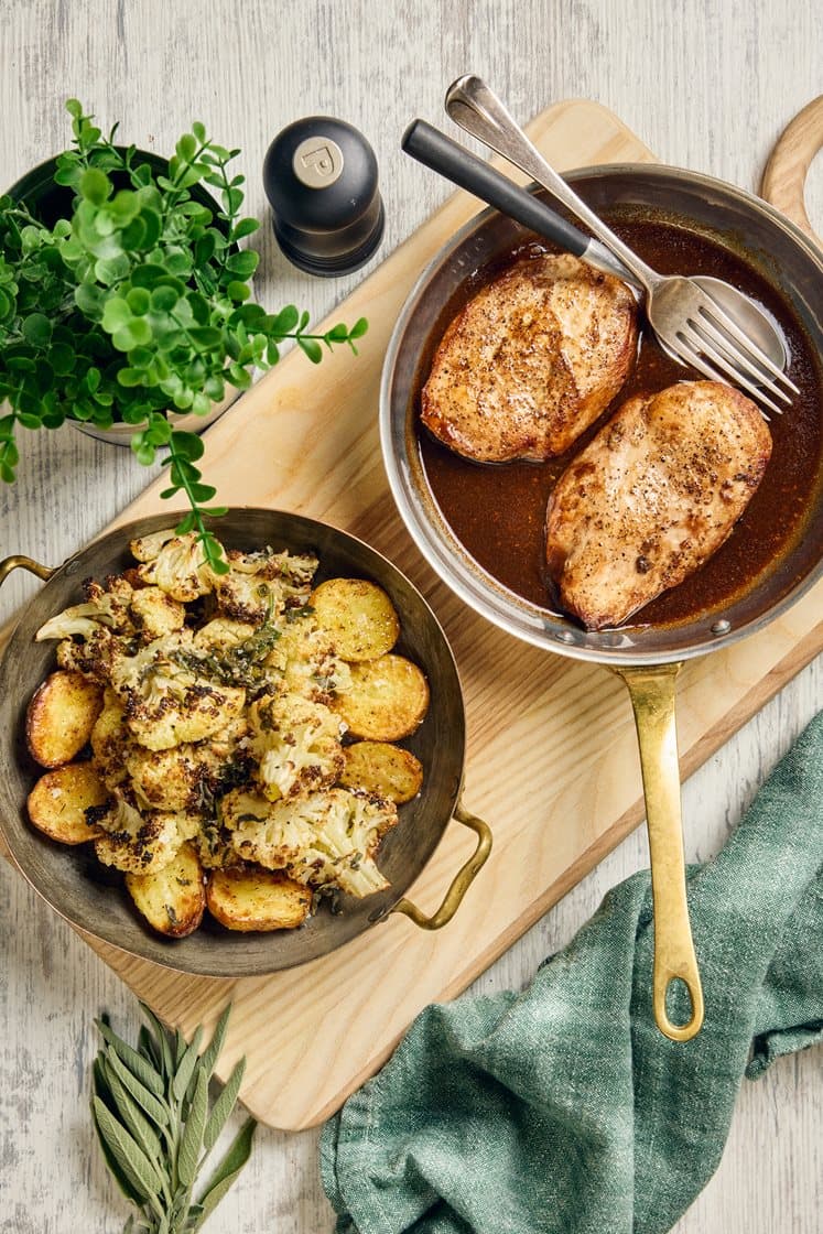 Kycklingfilé med salviasky och parmesanrostad blomkål