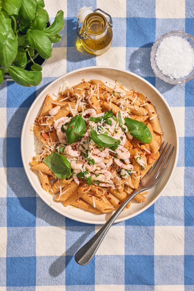 Krämig räkpasta med fullkornspenne, fänkål, tomat, citron och basilika