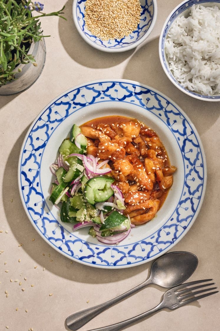 Apelsinkyckling med ingefära, sesamolja, smashad gurksallad och jasminris