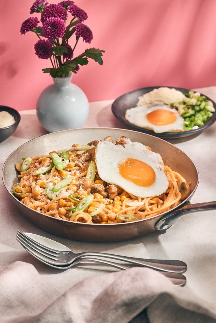 Spaghetti med gochujang, stekt ägg och salladslök 