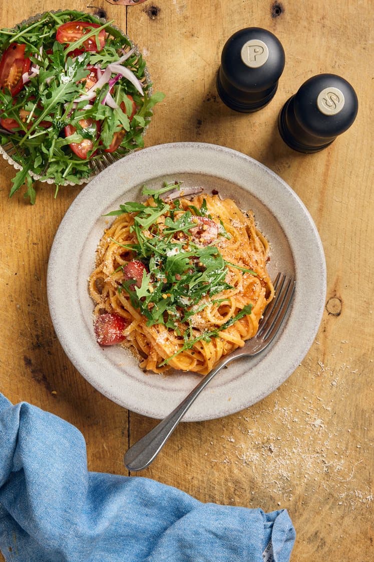 Krämig linguine med färdig vodkasås, ruccola och Tanelliost