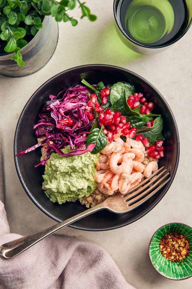Healthy bowl med räkor, rödkålssallad, avokado och granatäppelsallad