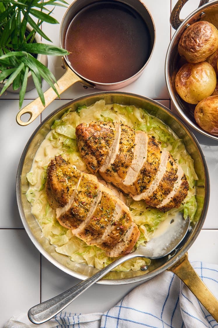 Örtstekt Bjärekyckling med tryffelsky, gräddkokt spetskål och rostad potatis